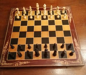 Schaakspel en Backgammon, met houtsnijwerk versierde doos  beschikbaar voor biedingen