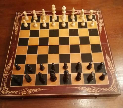 Schaakspel en Backgammon, met houtsnijwerk versierde doos, Hobby en Vrije tijd, Gezelschapsspellen | Bordspellen, Zo goed als nieuw