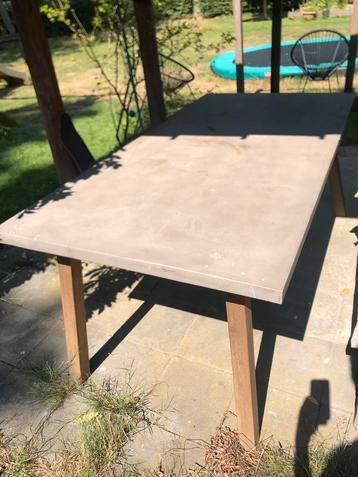 Robuuste tuintafel, betonlook tafelblad beschikbaar voor biedingen