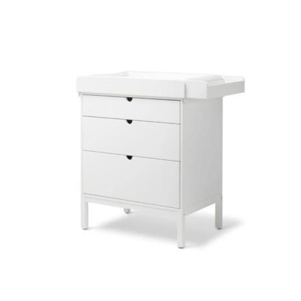 Commode blanche Stokke avec unité de soins et tapis de soins, Enfants & Bébés, Chambre d'enfant | Commodes & Armoires, Comme neuf