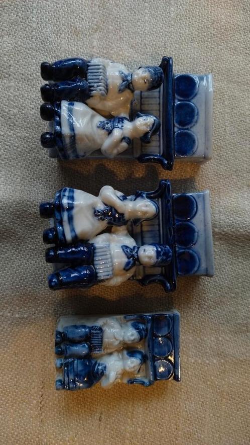 Delfts blauw 3 figuurtjes zittend met harmonica, Antiek en Kunst, Antiek | Keramiek en Aardewerk, Ophalen of Verzenden