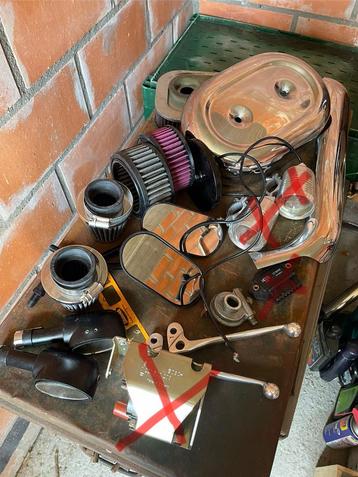 Allegaartje van motoronderdelen. beschikbaar voor biedingen