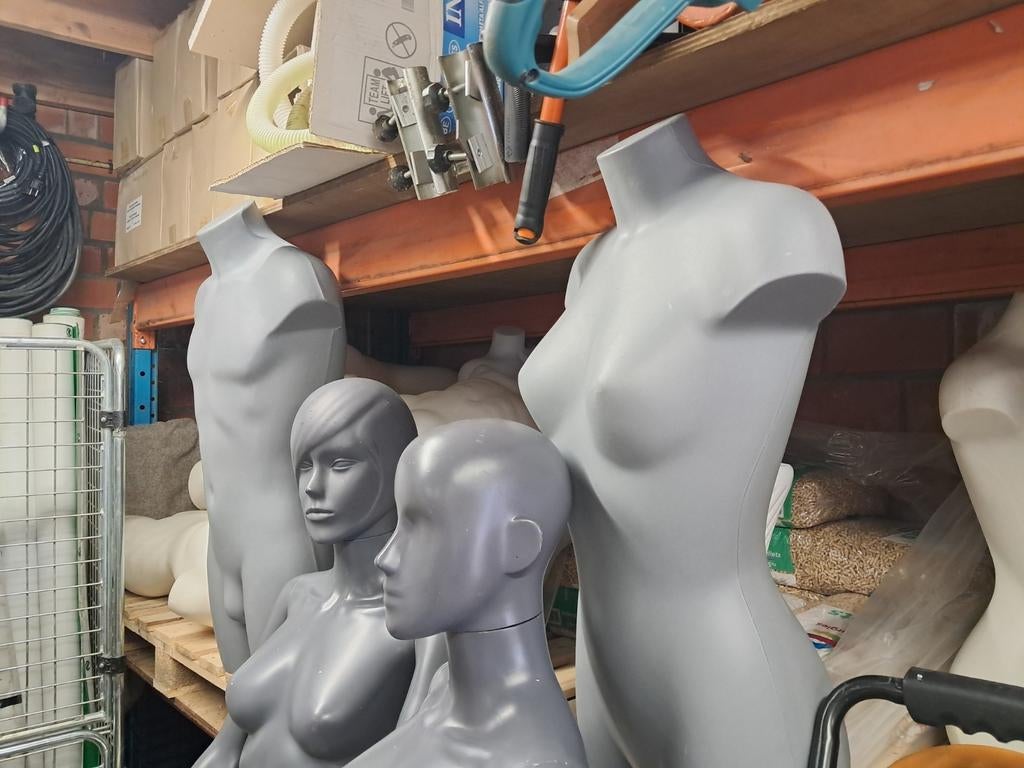 Paspop, enkel de zwarte zittende dame is nog beschikbaar., Ophalen, Zo goed als nieuw