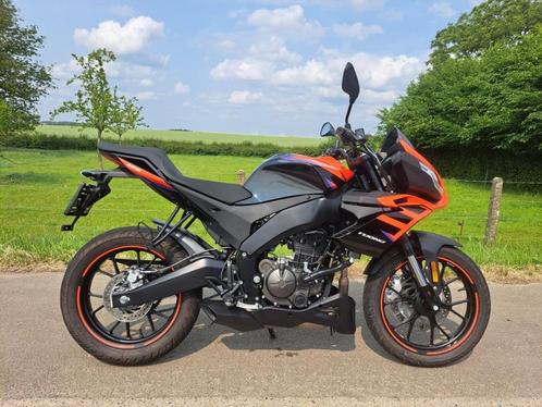 APRILIA TUONO 125 UIT 2024 MET 6.700 KM OP DE TELLER!, Motoren, Motoren | Aprilia, Bedrijf, Naked bike, 11 kW of minder, 1 cilinder