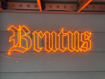 Neon verlichting Brutus beschikbaar voor biedingen