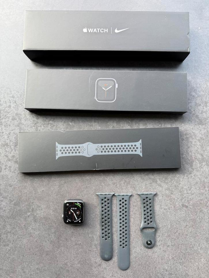 Apple watch 6 Nike 44mm. Ecran comme neuf, Handtassen en Accessoires, Smartwatches, Gebruikt, Zwart, Ophalen