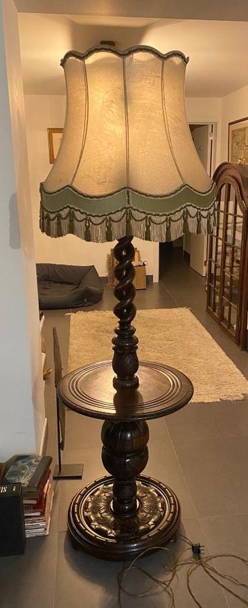 Grote Staande lamp met tafel in hout circa 1940 beschikbaar voor biedingen