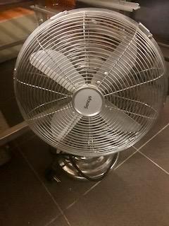 2 stevige ventilatoren (staander + tafelmodel) beschikbaar voor biedingen
