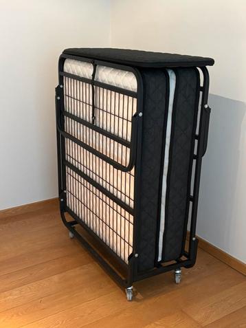 Plooibaar bed op wieltjes, zo goed als nieuw beschikbaar voor biedingen
