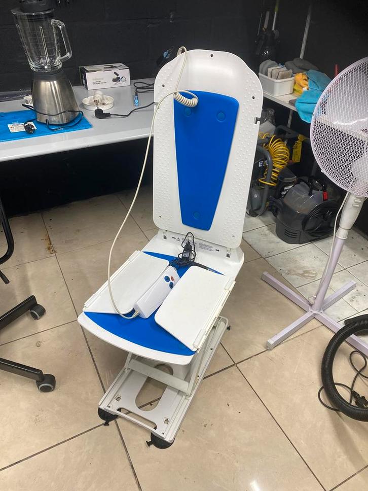 Elektrische badkamerstoel, Diversen, Verpleegmiddelen, Zo goed als nieuw, Ophalen