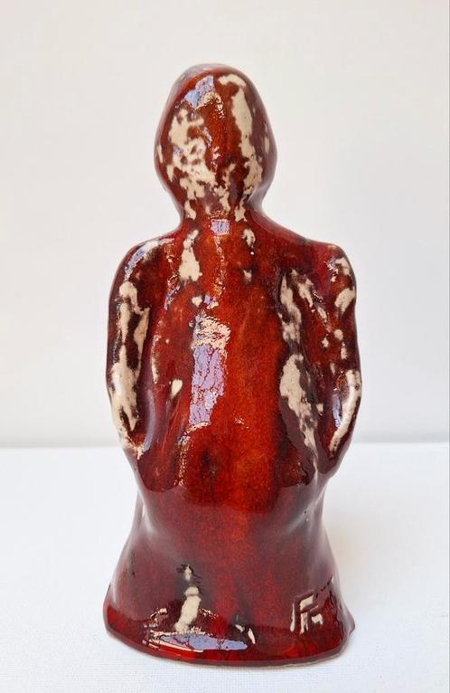 Mooi beeldje in gebakken klei met rood glazuur en signatuur, Antiek en Kunst, Kunst | Designobjecten, Ophalen of Verzenden