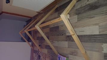 Houten dakconstructie: weinig gebruikt IKEA Kura-bed beschikbaar voor biedingen