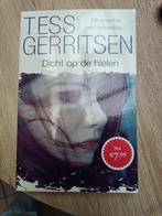 Tess Gerritsen - Dicht op de hielen, Comme neuf, Tess Gerritsen, Enlèvement ou Envoi