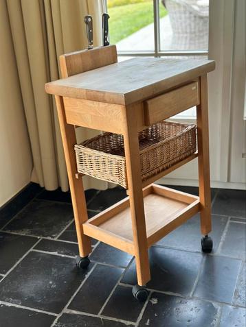 Houten Butler keukenwagen met snijblok en mand beschikbaar voor biedingen