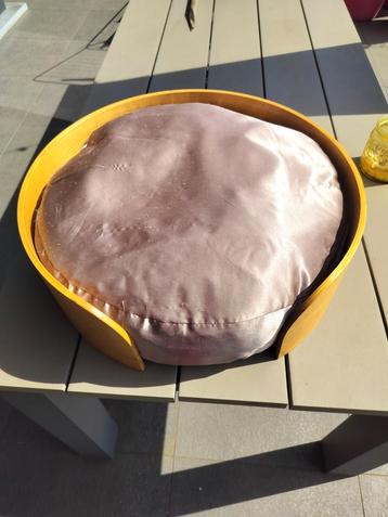 Moderne Kattenmand beschikbaar voor biedingen