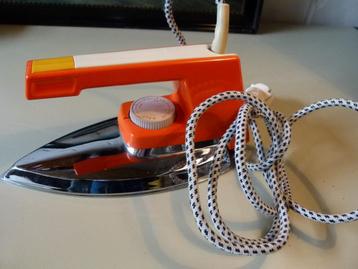 vintage oranje strijkijzer 70er jaren beschikbaar voor biedingen
