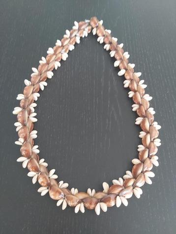 Hele decoratieve zware oude schelpen ketting beschikbaar voor biedingen