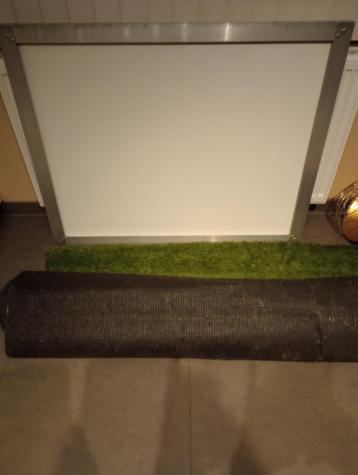 puppy toilet met groot stuk nieuw kunst gras beschikbaar voor biedingen