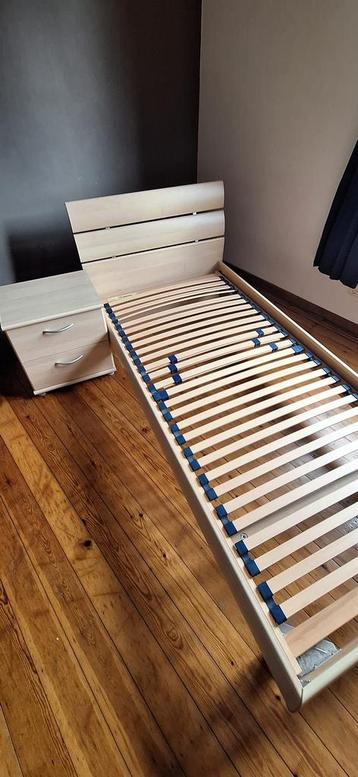 Bed en nachtkasje beschikbaar voor biedingen