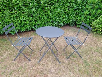 Gezellig metalen tuintafeltje met 2 stoelen beschikbaar voor biedingen