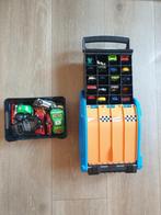 Lots petites voitures et valise garage/circuit Hotwhells, Enfants & Bébés, Utilisé