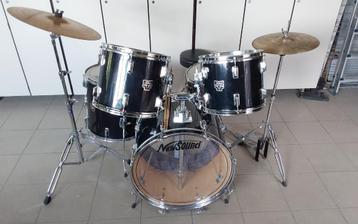 NEW SOUND DELUXE. VINTAGE DRUMSET  beschikbaar voor biedingen