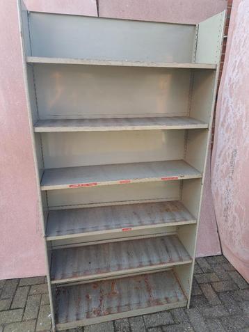 Vintage boekenkast  beschikbaar voor biedingen