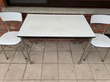Tafel met 2 stoelen  beschikbaar voor biedingen