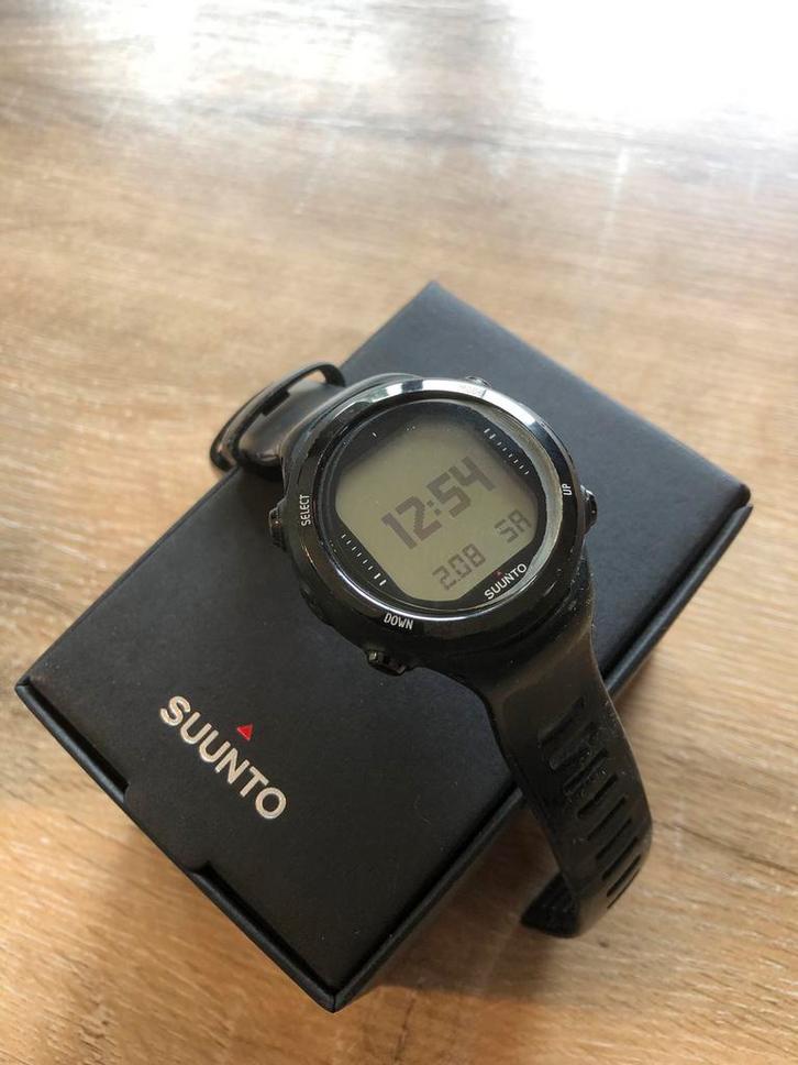 Montre de plongée - Dive Computer Suunto D4i Black, Handtassen en Accessoires, Sporthorloges, Zo goed als nieuw, Conditie, Ophalen