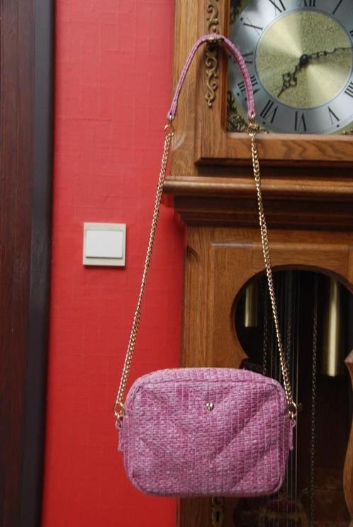 „Auren” roze schoudertas met stro-effect als NIEUW!, Handtassen en Accessoires, Tassen | Schoudertassen, Zo goed als nieuw, Overige merken