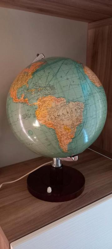 Oude lichtgevende glazen wereldkaart  beschikbaar voor biedingen