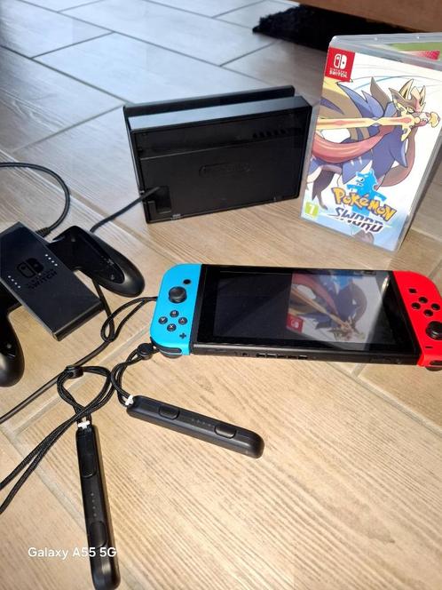 Nintendo Switch Console rood/blauw, Games en Spelcomputers, Spelcomputers | Nintendo Switch, Gebruikt, Switch 2019 Upgrade, Met 2 controllers