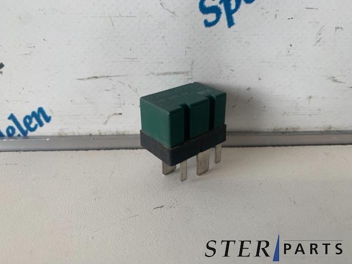 Relais d'un Mercedes E-Klasse, Autos : Pièces & Accessoires, Électronique & Câbles, Mercedes-Benz, Utilisé, 3 mois de garantie