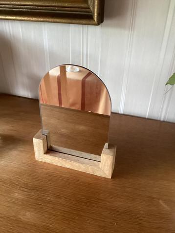 Mooie kleine  spiegel  geplaatst in hout beschikbaar voor biedingen