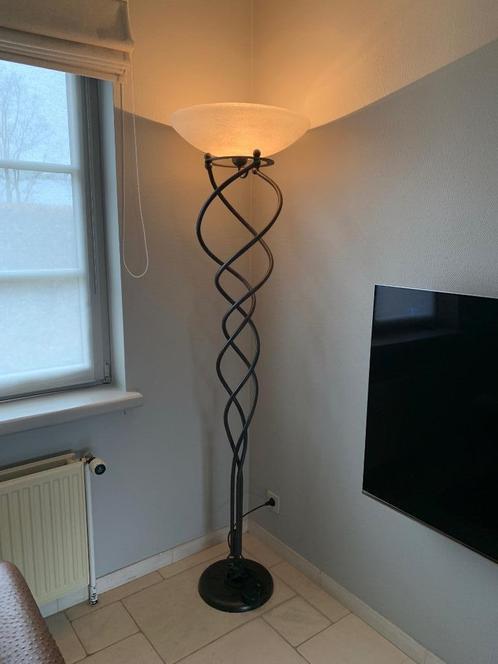 staande lamp in metaal en glas, Huis en Inrichting, Lampen | Vloerlampen, Zo goed als nieuw, 150 tot 200 cm, Glas, Metaal, Ophalen