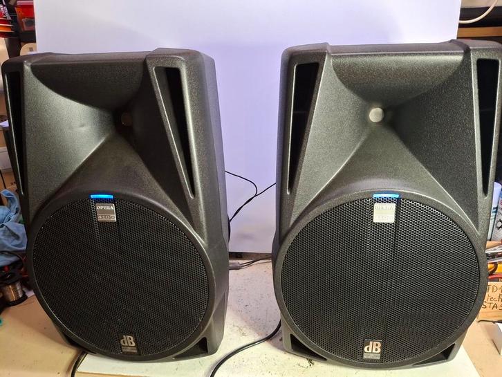 Db technologies opera 410D, Musique & Instruments, Amplis | Clavier, Moniteur & Sono, Comme neuf, Enlèvement