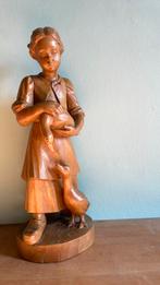 Sculpture sur bois : Fille avec oie, Enlèvement
