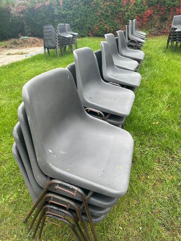 stapelstoelen, 100 stuks in totaal beschikbaar voor biedingen