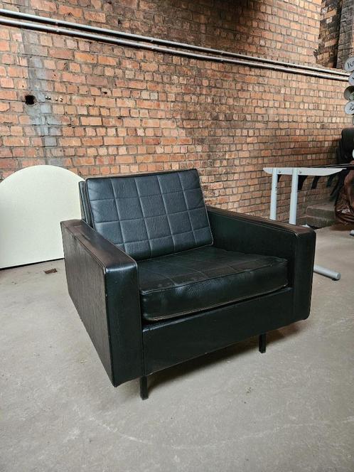 Vintage/industriële designfauteuil in zwart kunstleer, Huis en Inrichting, Fauteuils, Gebruikt, Kunststof, 75 tot 100 cm, 75 tot 100 cm