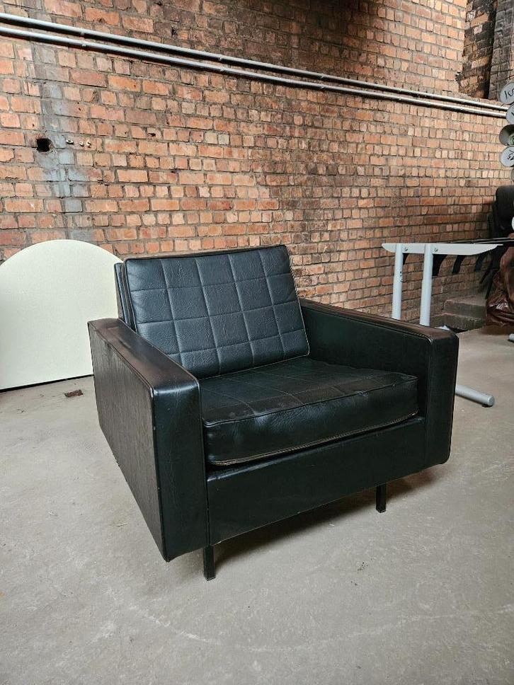 Vintage/industriële designfauteuil in zwart kunstleer, Huis en Inrichting, Fauteuils, Gebruikt, Kunststof, 75 tot 100 cm, 75 tot 100 cm