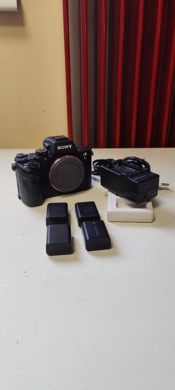 Sony Alpha 7 II (boîtier uniquement) + 4 batteries + 2 charg disponible aux enchères