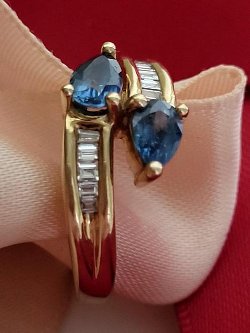 18 KARAAT GEELGOUDEN RING MET SAFFIEREN EN DIAMANTEN, Handtassen en Accessoires, Ringen, Zo goed als nieuw, Dame, Goud, Met edelsteen