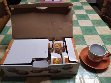 Zeer mooi servies van 6 (capuchinno) tasjes en ondertasjes  beschikbaar voor biedingen