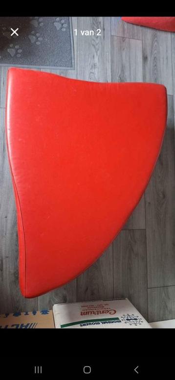 Rode poef met wielen gratis beschikbaar voor biedingen