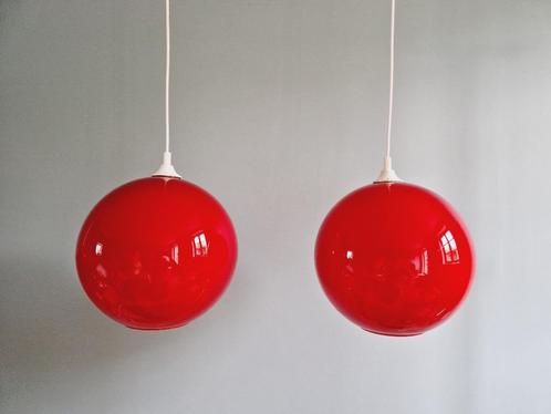 Grande suspension vintage en opaline rouge années 70, Antiquités & Art, Antiquités | Éclairage, Enlèvement ou Envoi