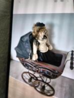 Porseleinen pop in oude poppen koets voor decoratie, Antiek en Kunst, Ophalen