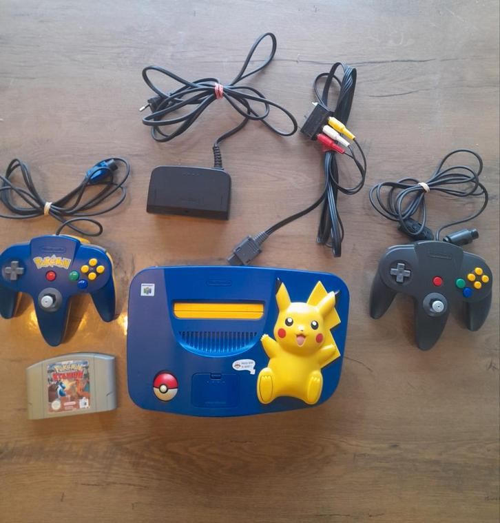 Nintendo 64 édition Pikachu, 2 manettes, câbles, jeu Pokemon, Games en Spelcomputers, Spelcomputers | Nintendo 64, Met 2 controllers