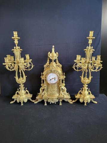 (32) Antieke Franse Regency bronzen klok + kandelaars 1880 beschikbaar voor biedingen