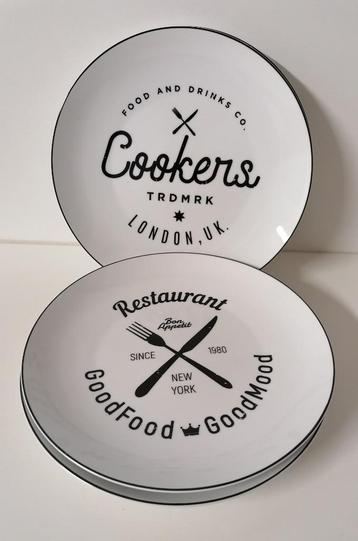 4 grote witte borden met zwarte tekst beschikbaar voor biedingen