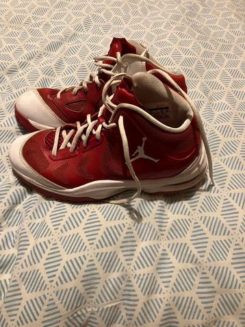 Rood-witte herensneaker Jordan beschikbaar voor biedingen